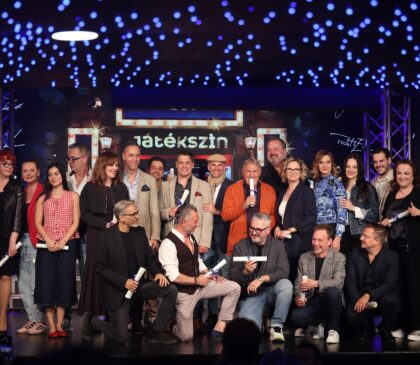 20 kiemelkedő művész közös összefogásából született meg a Játékszín dala, a „Teréz körút 48.